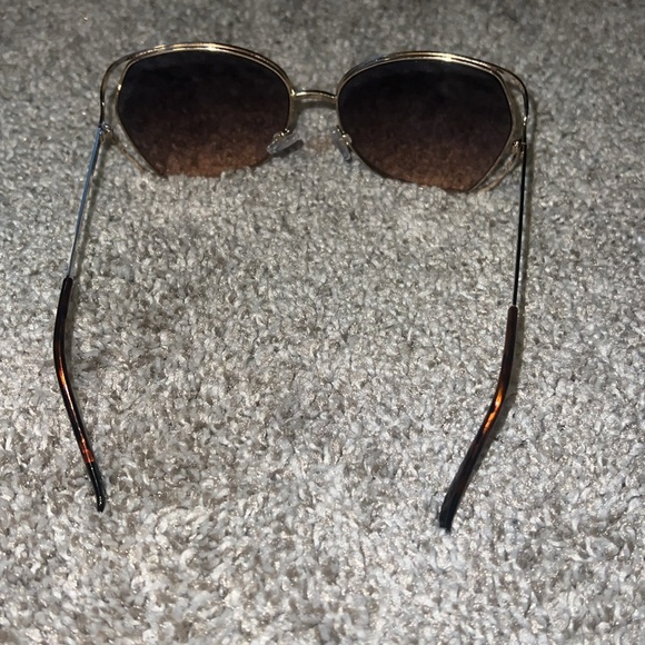 Generic Sunglasses - Picture 3 of 4